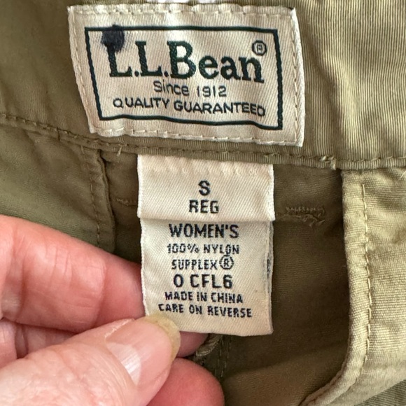 Women’s LL Bean Size Small Nylon Supplex Tan Cropped Cargo Pants - Picture 5 of 6